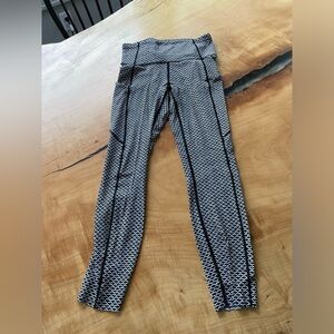 Lululemon In Movement Tight 7/8, Size 6, Everlux 25”